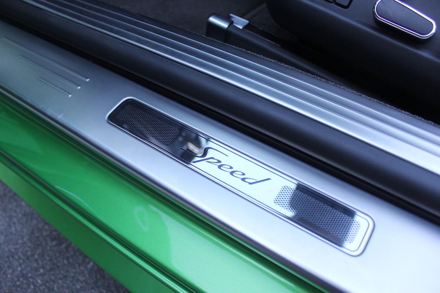 2016bentleycontinentalgtcspeeddoorbadge21500x1000 MilesPerHr