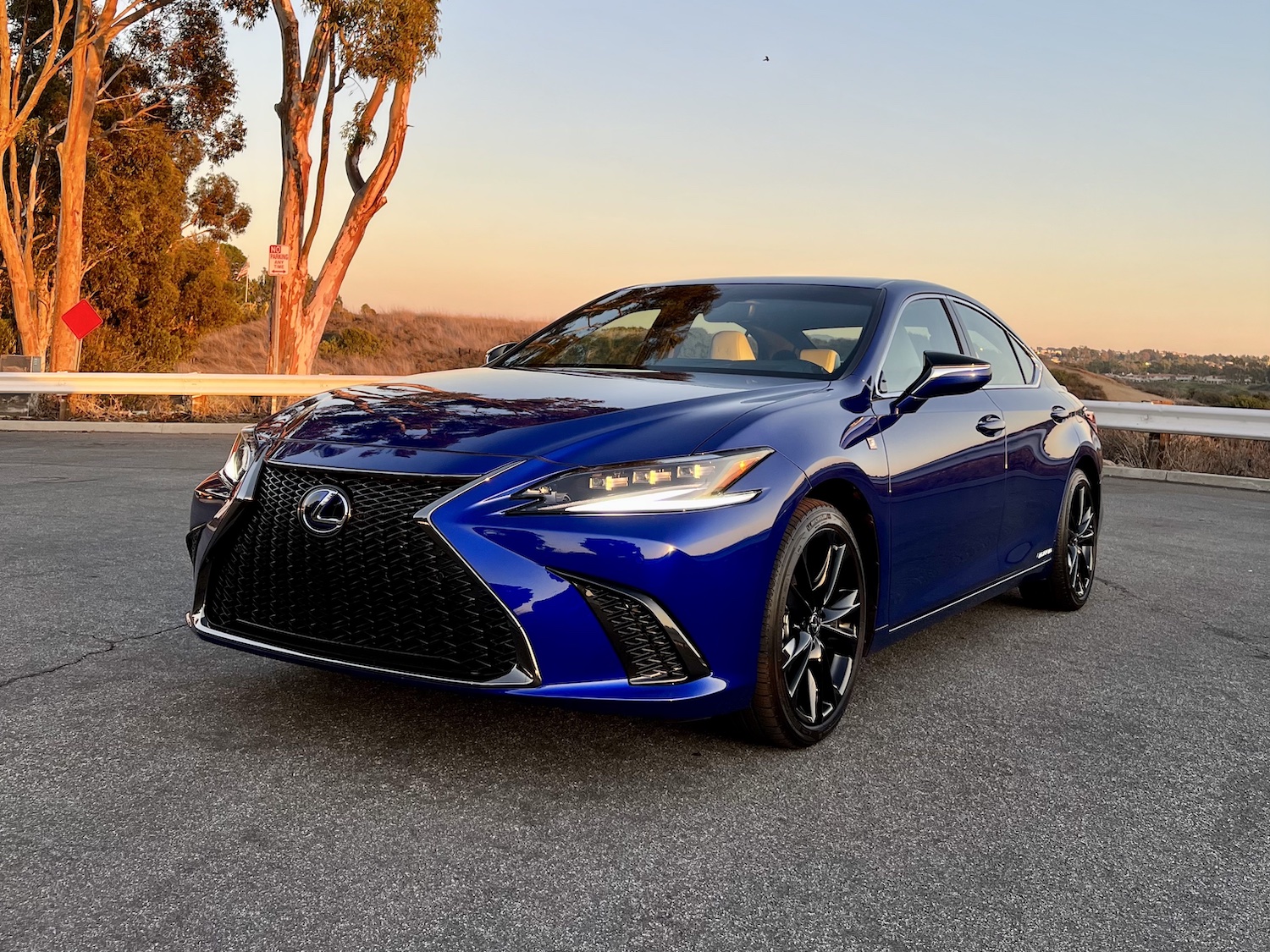 2022 Lexus ES 300h Hybrid Review | Video - MilesPerHr